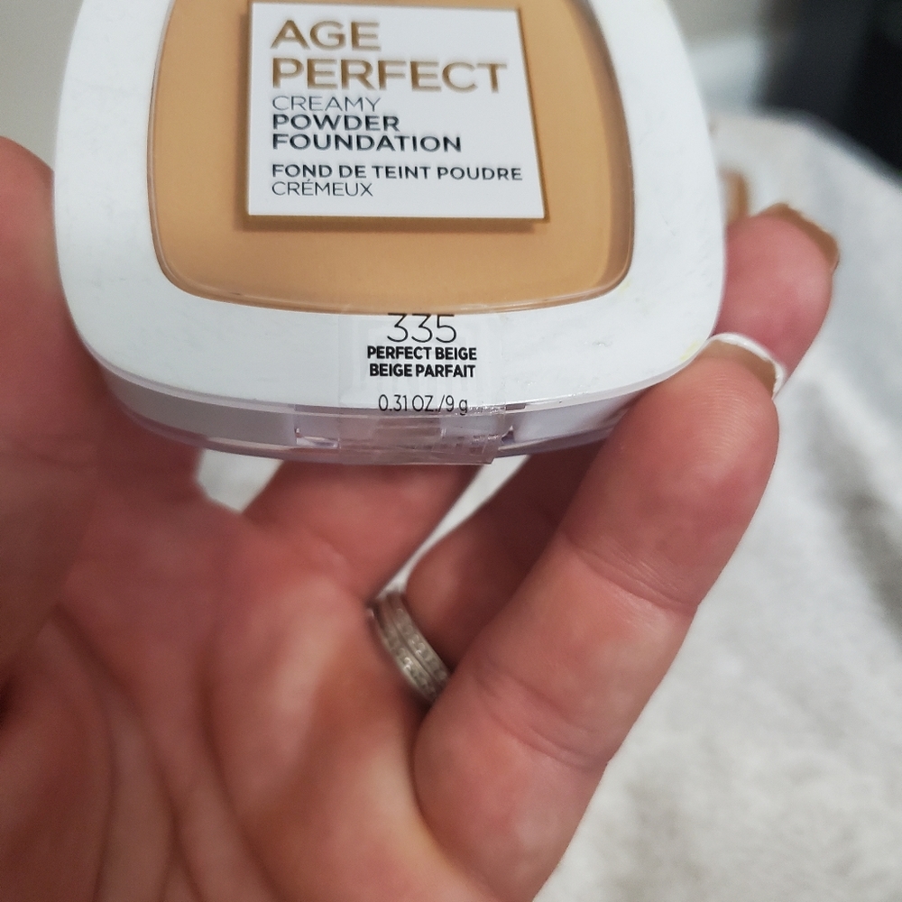 L'Oreal Age Perfect Creamy Powder Foundation #335 Perfect Beige - Picture 3 of 4